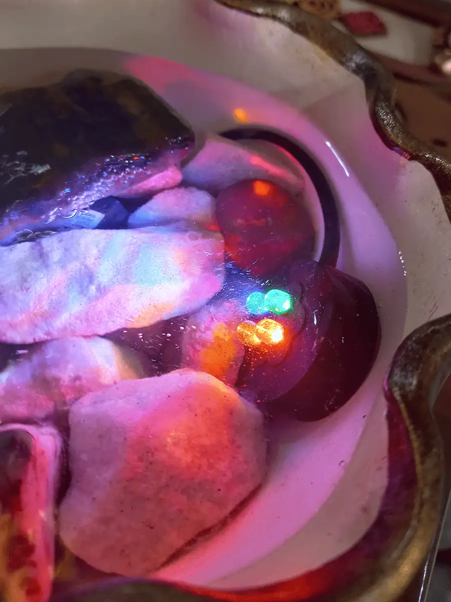 Fuente de agua en vasija blanca con luz led multicolor